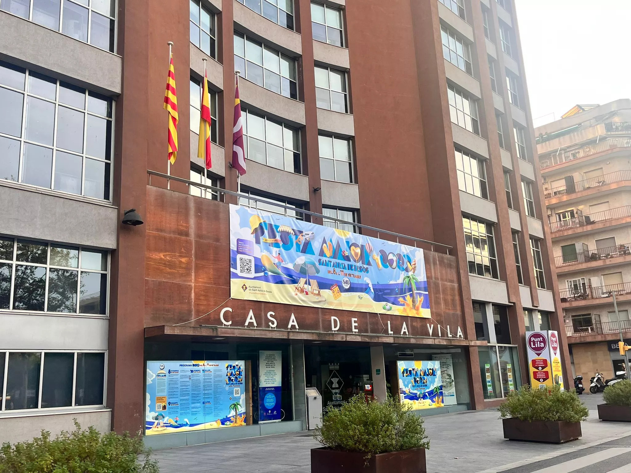 El cartel promocional de la Festa Major de Sant Adrià colgado en el Ayuntamiento / METRÓPOLI