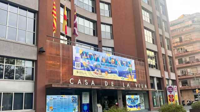 El cartel promocional de la Festa Major de Sant Adrià colgado en el Ayuntamiento / METRÓPOLI