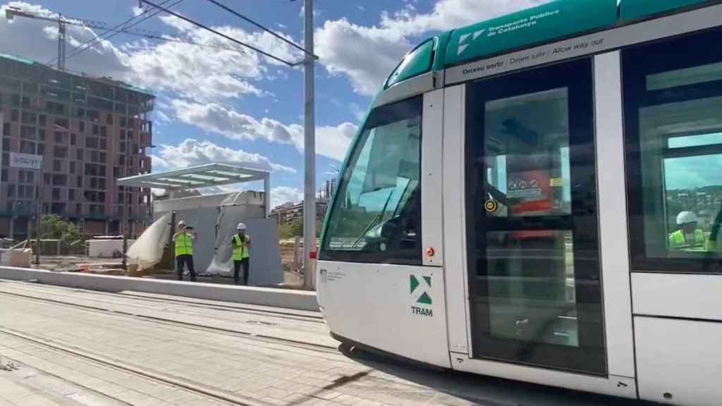 Un tranvía circulando por el nuevo tramo de Glòries / ATM