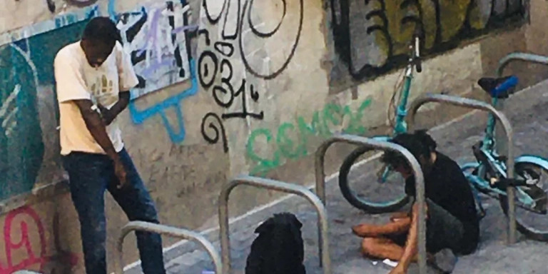 Toxicómanos consumiendo drogas en mitad de la calle, junto a la sala de venopunción / CEDIDA