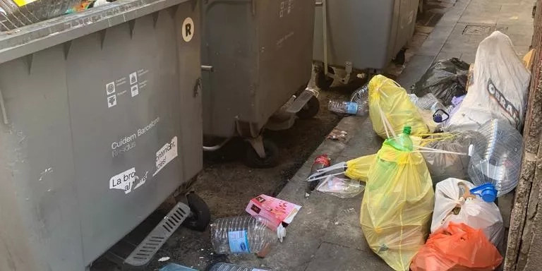 Basura amontonada en la calle Santa Madrona del Raval / CEDIDA