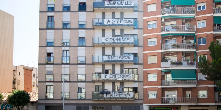 Bloque de pisos Guillem Agulló donde viven familias vulnerables que Endesa les cortó la luz hace un mes / GALA ESPÍN
