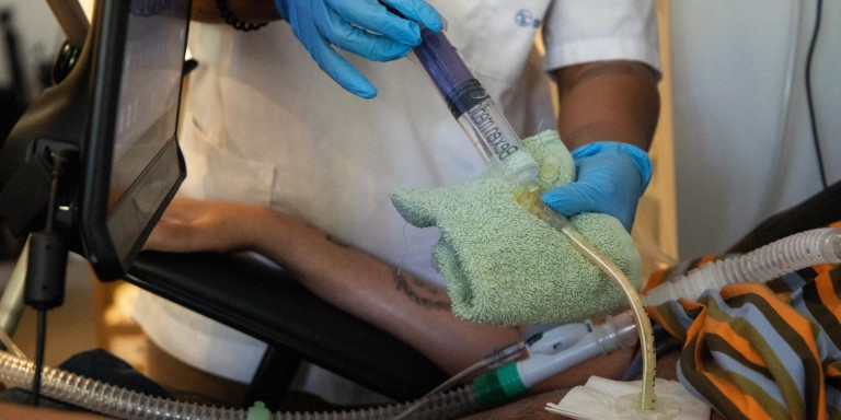 Dayrisis le pasa el agua a Jordi por la gastrostomía / GALA ESPÍN