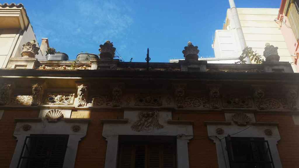 La casa custodiada por ocho leones en la calle de Topazi / INMA SANTOS