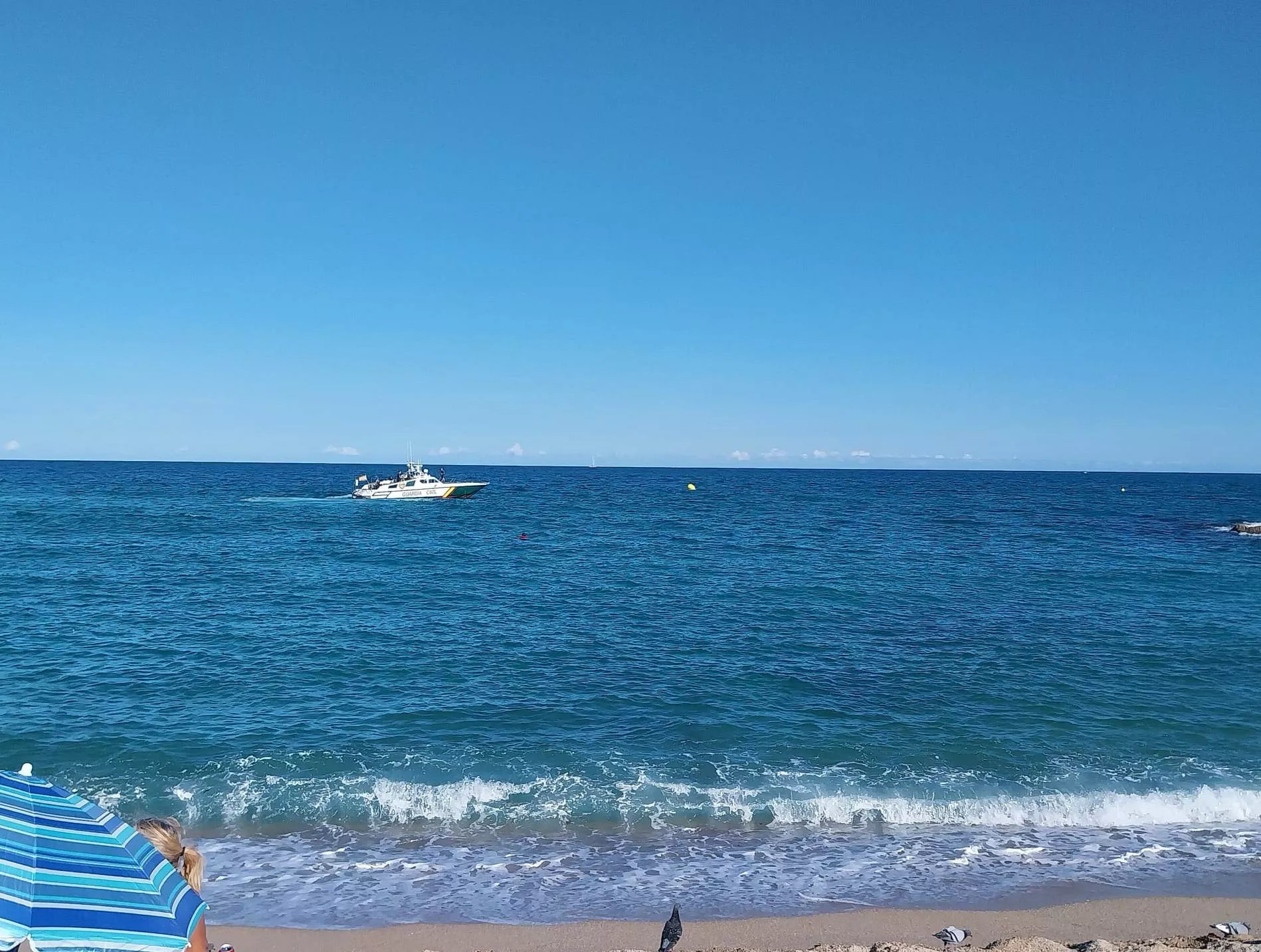 Una embarcación de la Guardia Civil en la playa del Coco de Badalona / AJUNTAMENT BADALONA