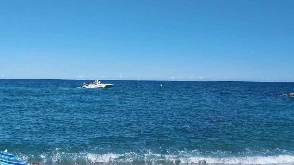 Una embarcación de la Guardia Civil en la playa del Coco de Badalona / AJUNTAMENT BADALONA