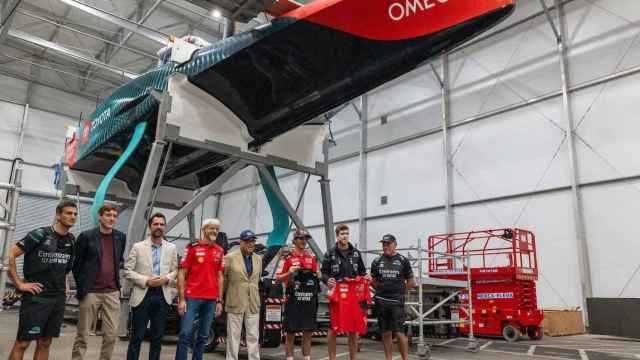 Imagen del acto de hermanamiento entre Emirates Team New Zealand con Ducati Lenovo Team / SERVIMEDIA