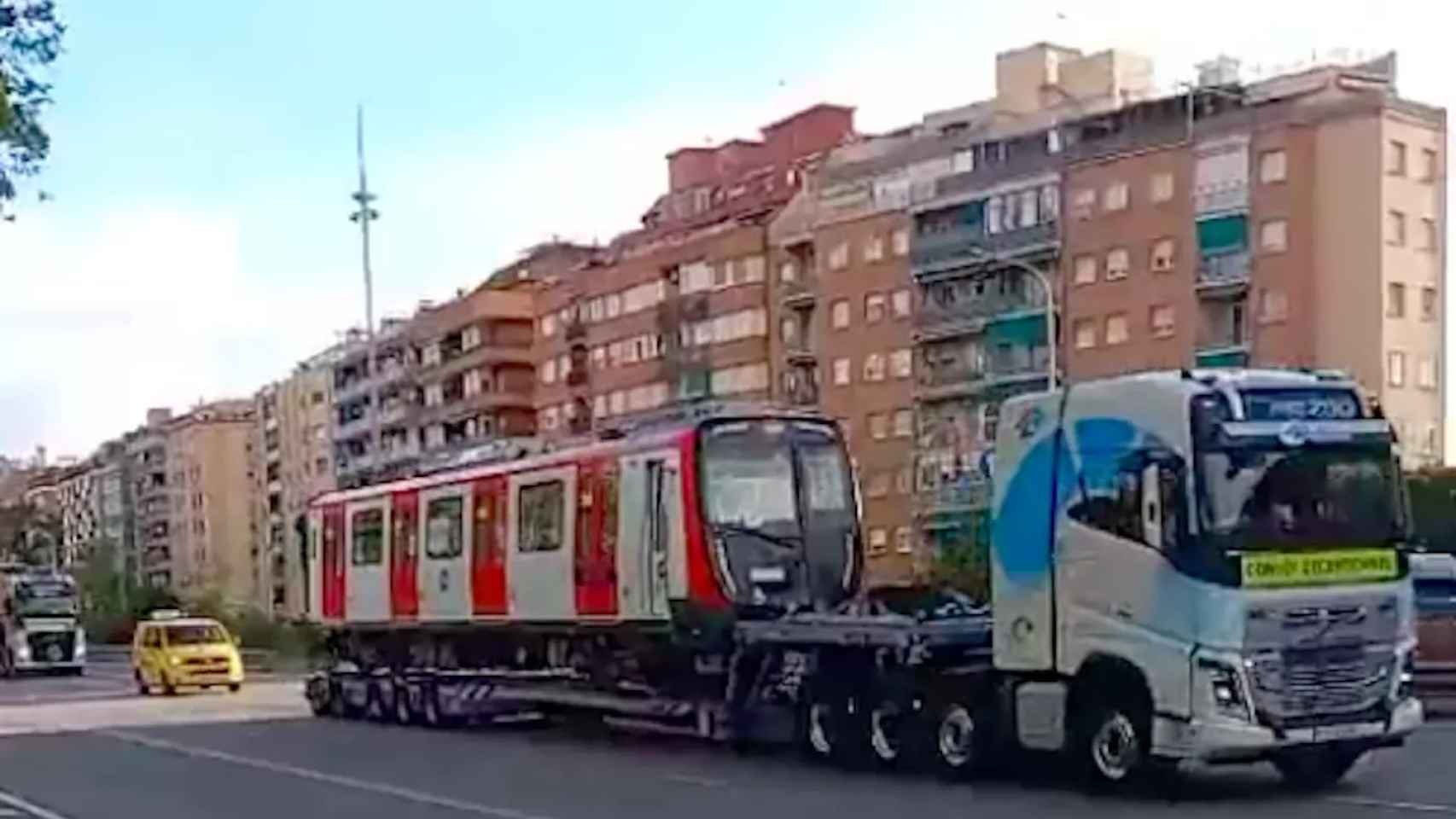 Transportan un vagón del metro de Barcelona / ROSA LUQUE