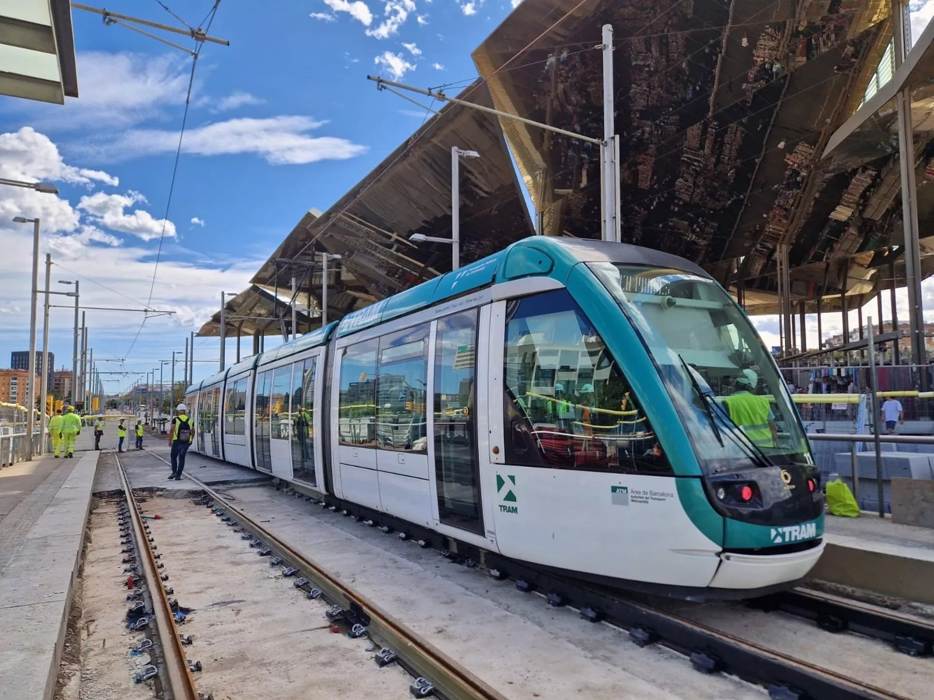 Tranvía circulando por el nuevo tramo de Glòries / ATM