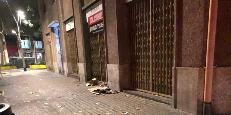 Una de las calles del Raval donde conviven diversos sintecho / CEDIDA