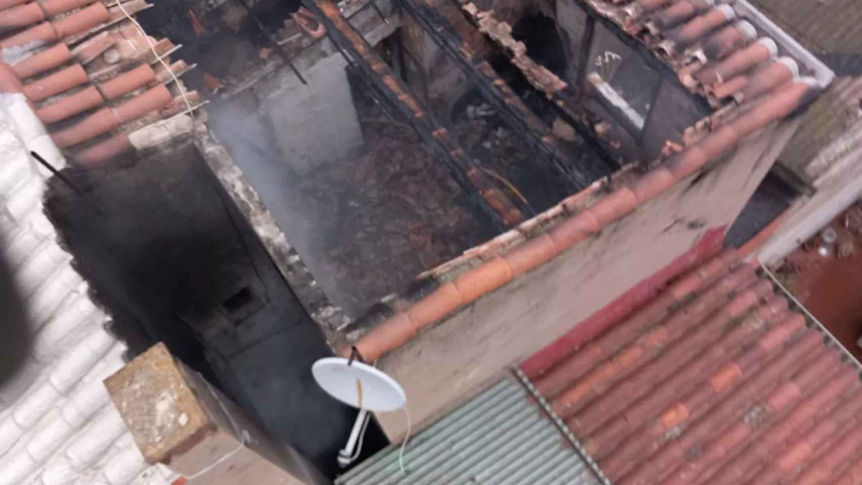 Tejado hundido por el incendio en Cornellà / BOMBERS