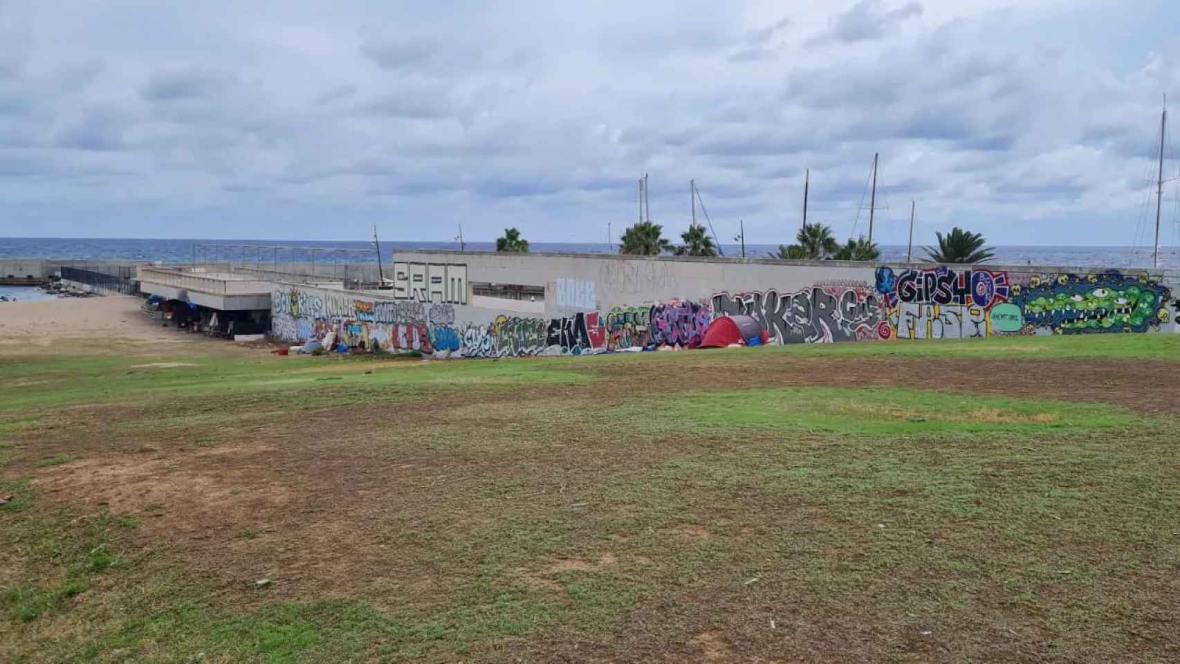 Una parte del poblado de la droga en la playa del Fòrum de Sant Adrià / CEDIDA