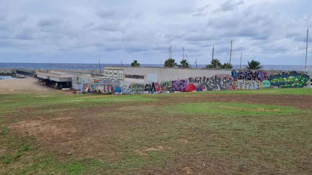 Una parte del poblado de la droga en la playa del Fòrum de Sant Adrià / CEDIDA