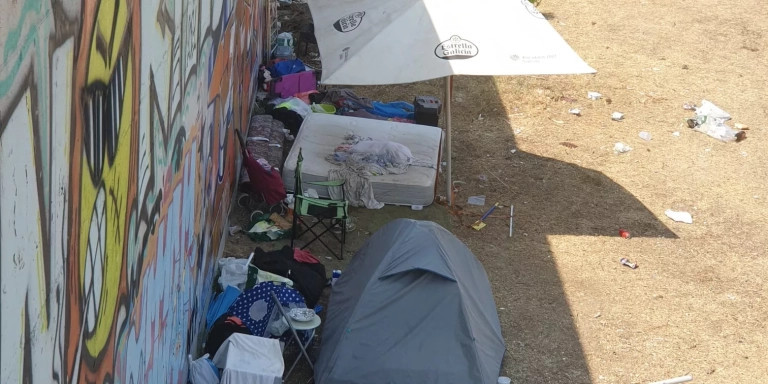 Una parte del poblado de la droga en la playa del Fòrum de Sant Adrià / CEDIDA