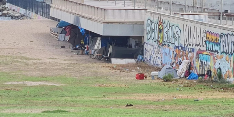 Una parte del poblado de la droga en la playa del Fòrum de Sant Adrià / CEDIDA