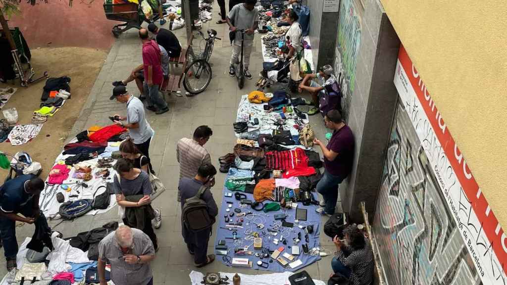 Venta ambulante en el parque infantil de Salvador Seguí, en el Raval / CEDIDA