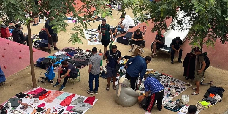 Venta ambulante en el parque infantil de Salvador Seguí, en el Raval / CEDIDA