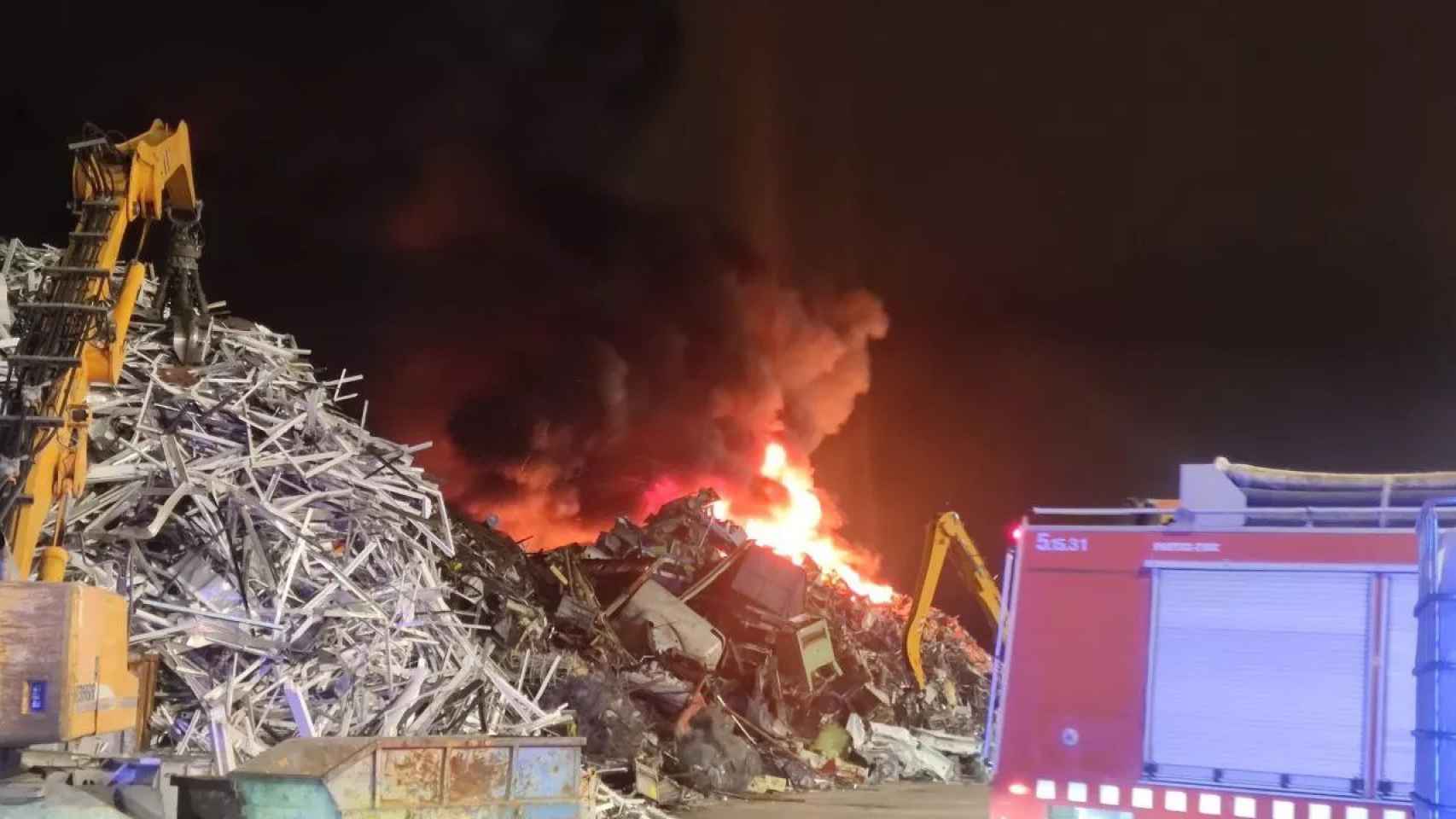 Incendio de un montón de chatarra junto a las vías del tren en Sant Feliu / BOMBEROS