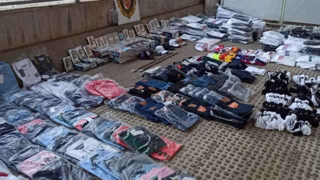 Los 1.100 productos falsificados que llevaba el hombre encima en Terrassa / POLICIA MUNICIPAL TERRASSA