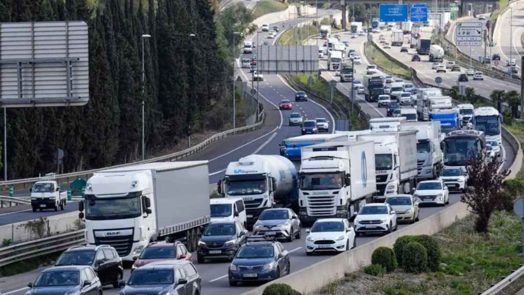 Tráfico en una carretera de Barcelona