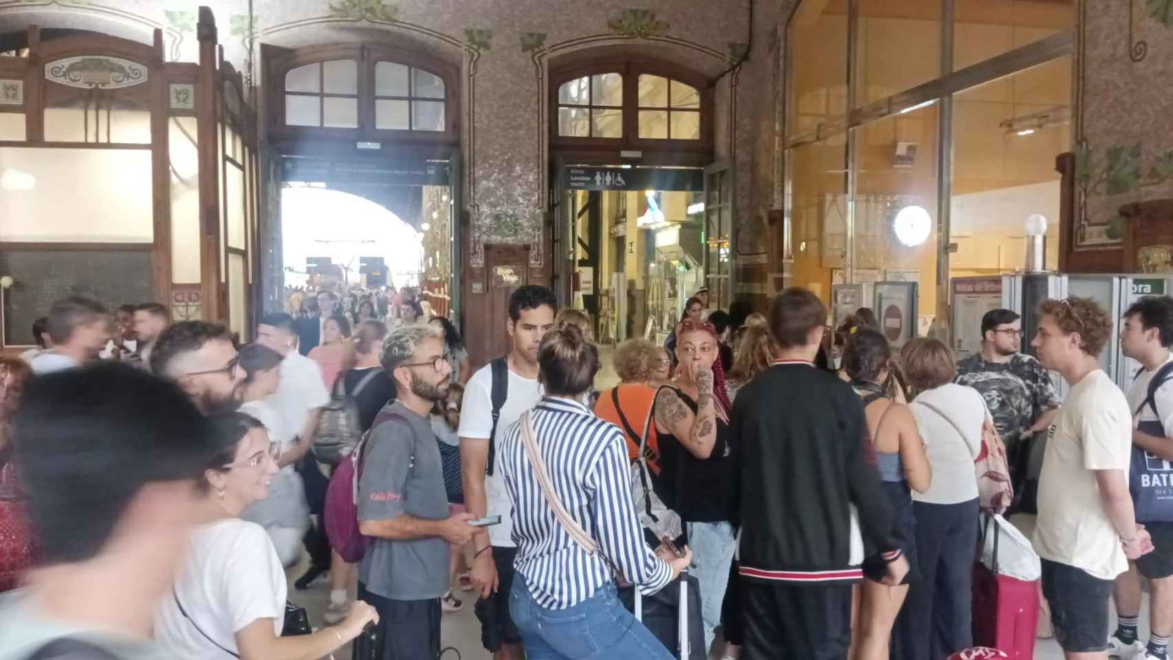 Pasajeros en la estación de Valencia / METRÓPOLI