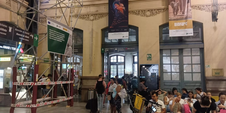 Pasajeros esperando en la estación / METRÓPOLI