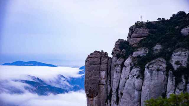 Vistas desde Montserrat con niebla / LUIS MIGUEL AÑÓN