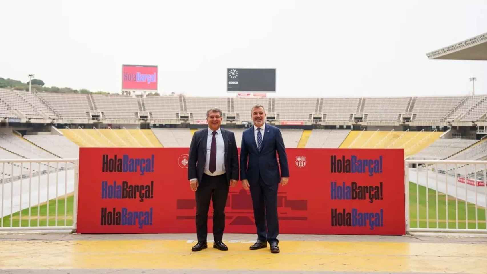 El presidente del FC Barcelona, Joan Laporta, junto al entonces exprimer teniente de alcalde de Barcelona, Jaume Collboni, tras formalizar el acuerdo para que el equipo compita en Montjuïc /