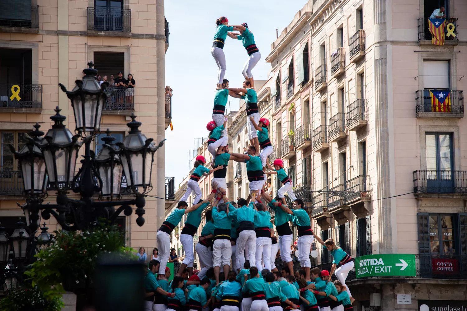 Casteller en Plaza Sant Jaume fiestas de la Merce / LUIS MIGUEL AÑÓN