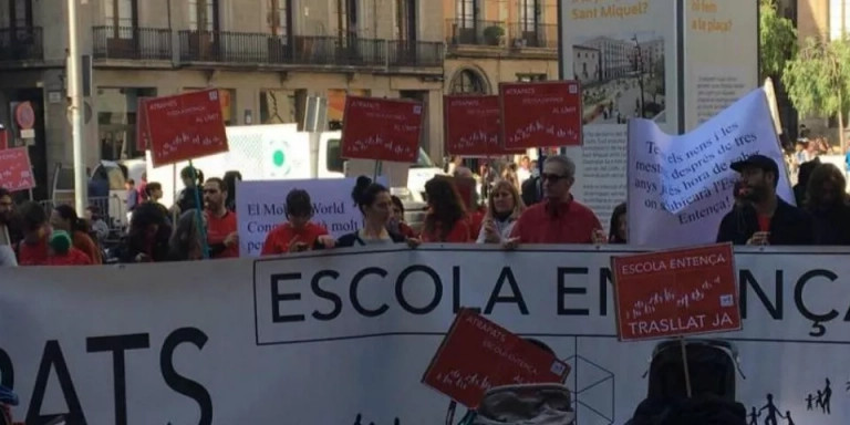 Manifestación de familias por el traslado de la escuela Entença / METRÓPOLI