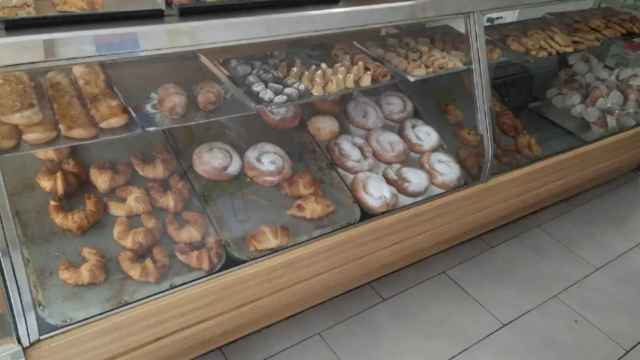 Mostrador de la panadería más barata de Barcelona / FORN DEL PADRÓ