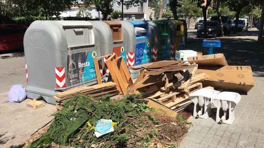 Contenedores llenos de basura en Castelldefels / AJ CASTELLDEFELS