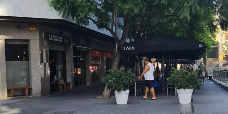 Uno de los bares de la plaza de la Vila de Sant Adrià / METRÓPOLI