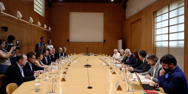 Reunión entre miembros del gobierno municipal y representantes de las empresas adjudicatarias de la contrata de limpieza / AJ BCN