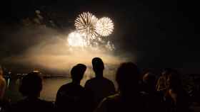 Gente contemplando los fuegos artificiales de una Fiesta Mayor / Unsplash