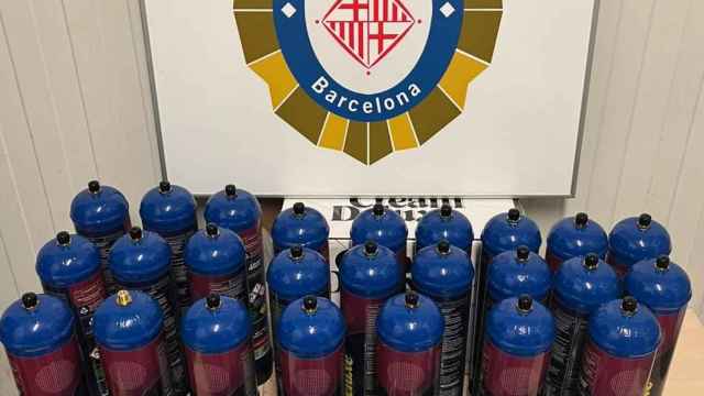 Interceptadas 25 botellas de óxido nitroso y 300 globos en un vehículo de Barcelona / Guardia Urbana