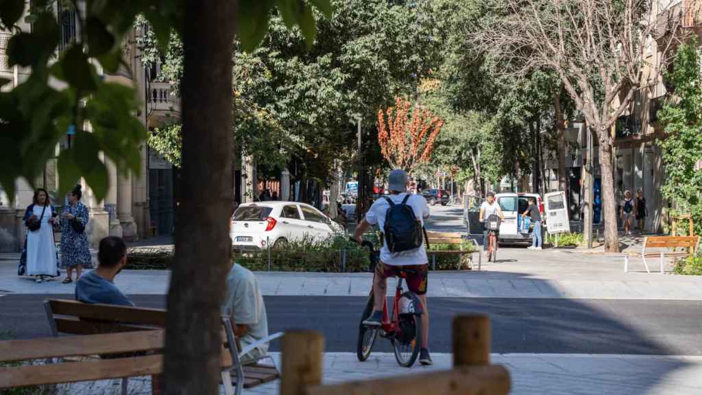 La calle de Consell de Cent de Barcelona tras su reurbanización en un eje verde