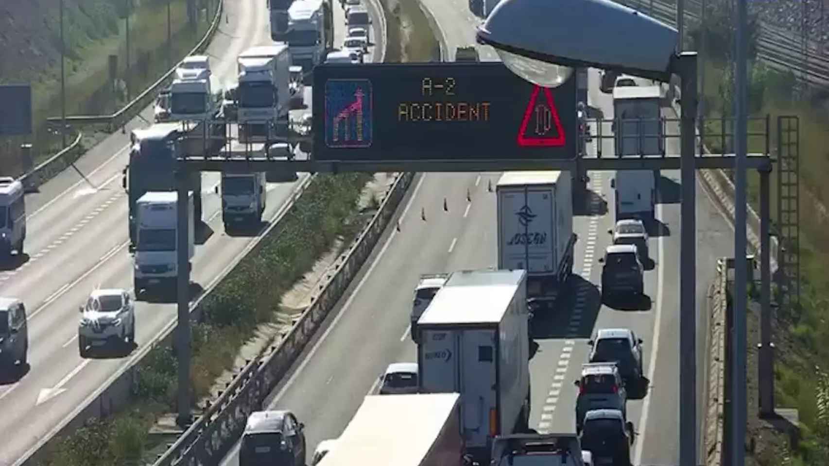 Retenciones en la A-2 en Sant Joan Despí dirección Barcelona por un accidente / Trànsit