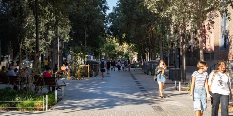 La calle Consell de Cent pacificada / LUIS MIGUEL AÑÓN