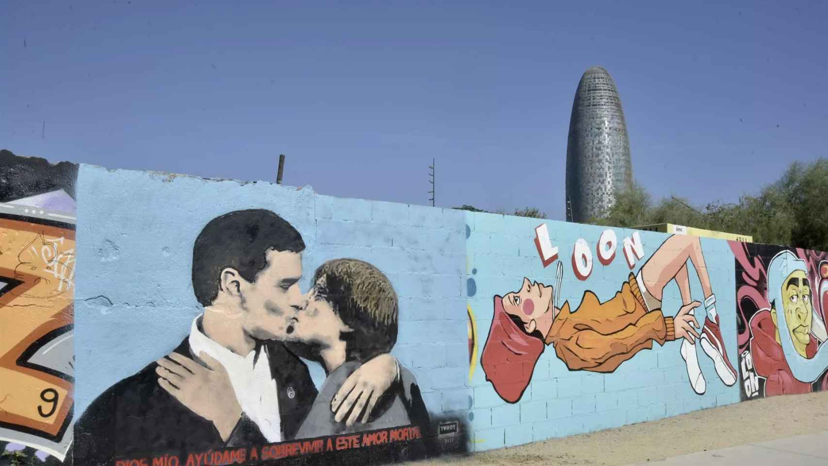 El artista Tvboy pinta el beso entre Sánchez y Puigdemont en el parque de Glòries de Barcelona / DAVID OLLER - EP