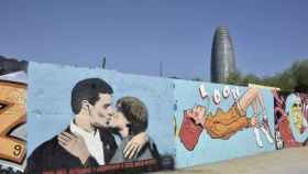 El artista Tvboy pinta el beso entre Sánchez y Puigdemont en el parque de Glòries de Barcelona / DAVID OLLER - EP