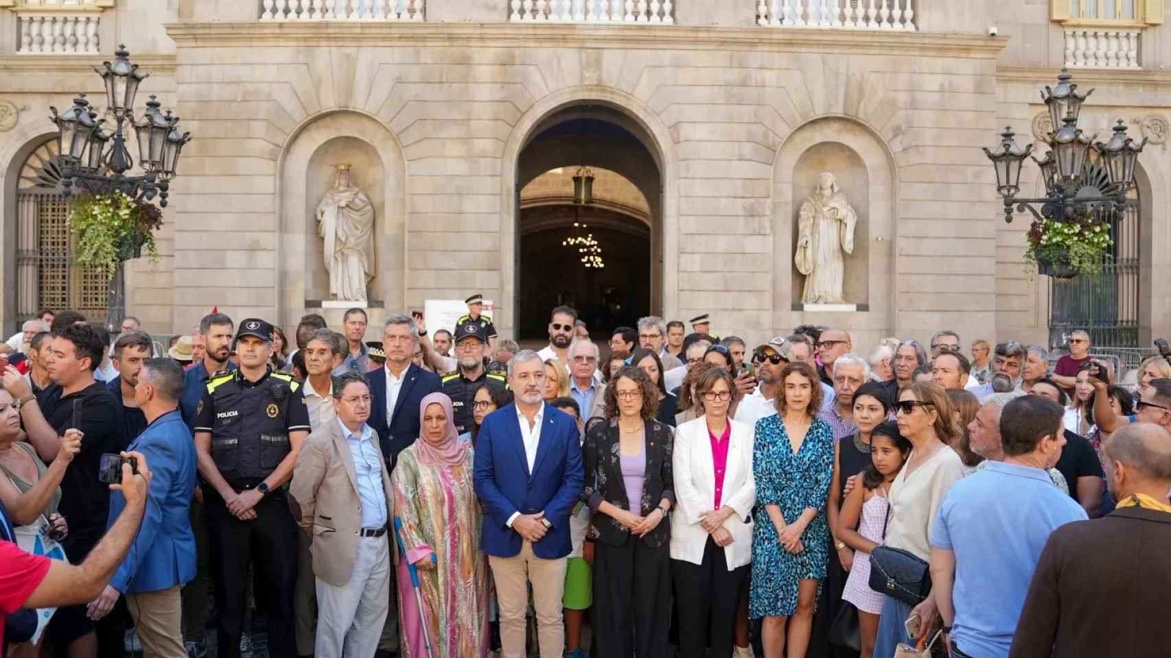 Minuto de silencio en el Ayuntamiento de Barcelona / AYUNTAMIENTO DE BARCELONA