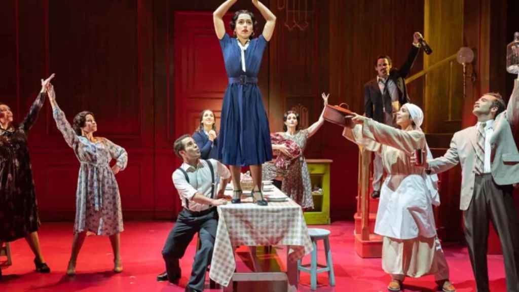 Actores representando una escena del musical 'El tiempo entre costuras' / TEATRE APOLO