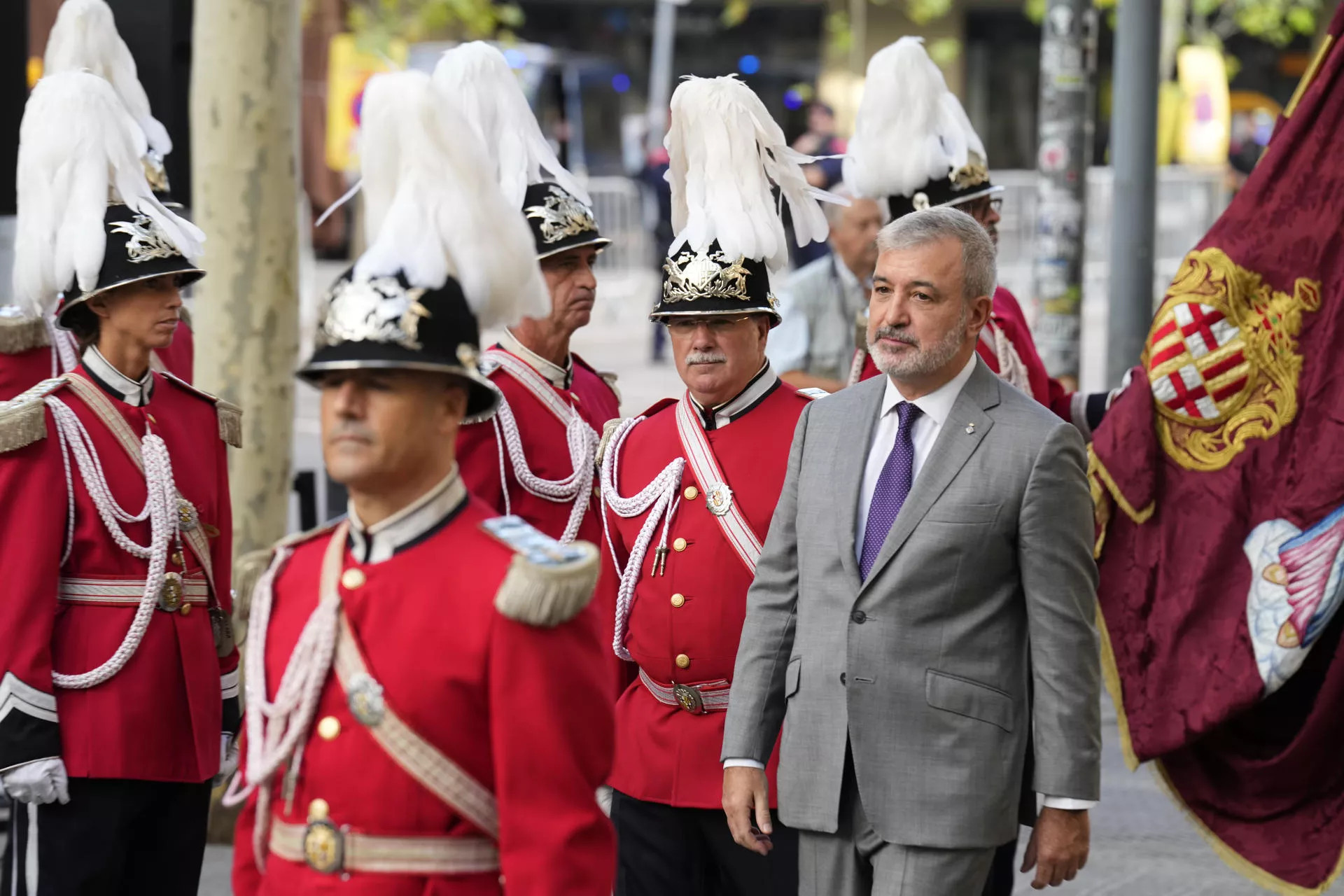 El alcalde de Barcelona, Jaume Collboni, durante la tradicional ofrenda floral en el monumento a Rafael Casanovas con motivo de la Diada / EFE - ALEJANDRO GARCÍA