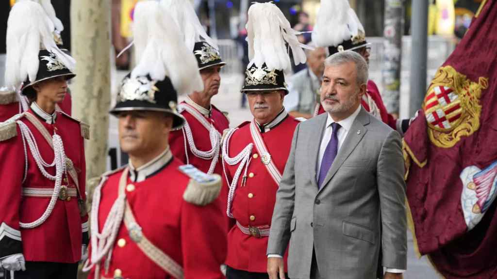 El alcalde de Barcelona, Jaume Collboni, durante la tradicional ofrenda floral en el monumento a Rafael Casanovas con motivo de la Diada / EFE - ALEJANDRO GARCÍA