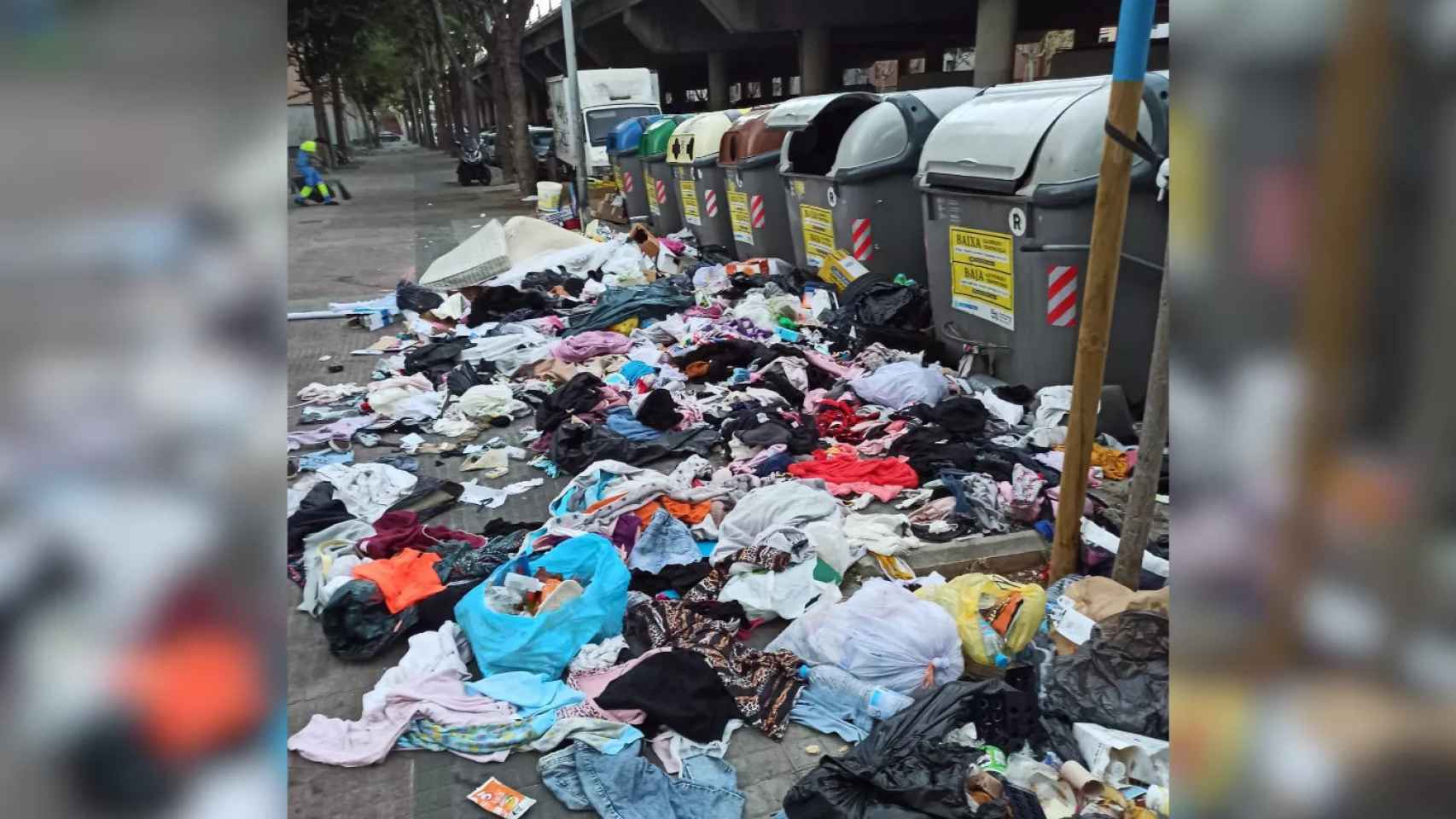 Contenedores vandalizados en el barrio de Sant Roc de Badalona / TWITTER @Albiol_XG