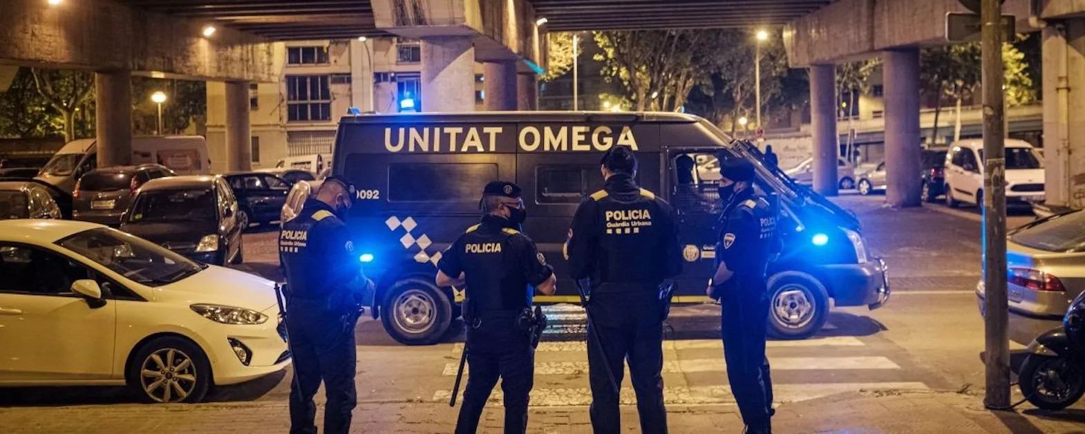 Agentes de la Unidad Omega en el barrio de Sant Roc de Badalona / PABLO MIRANZO - MA