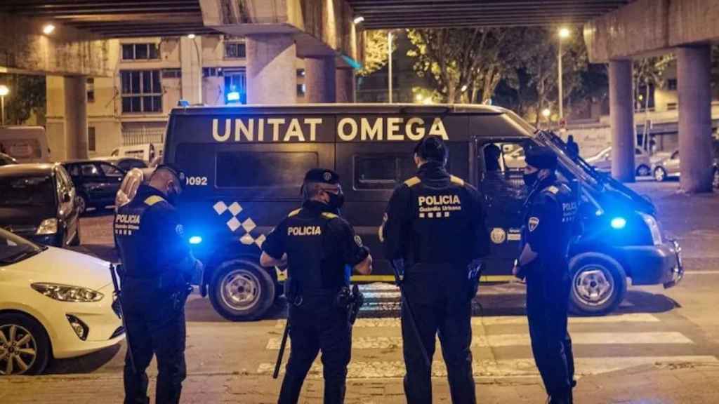 Agentes de la Unidad Omega en la calle de Alfons XIII de Badalona