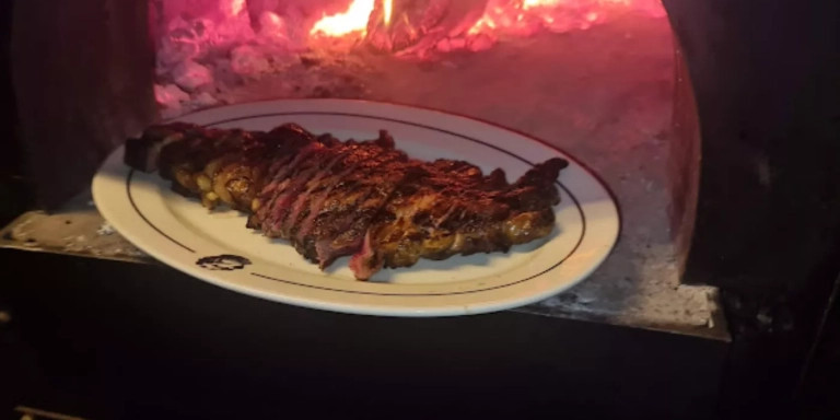 Carne poco hecha en el asador de leña del Ultramarinos / ULTRAMARINOS