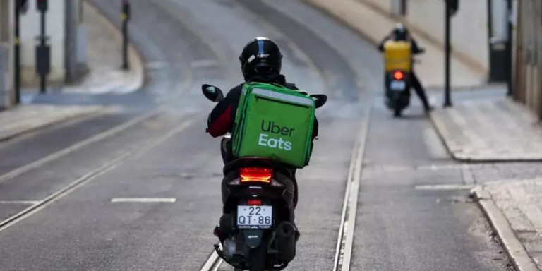 Imagen de archivo de un repartidor sobre moto de la plataforma digital UberEats / EFE - JOSE SENA